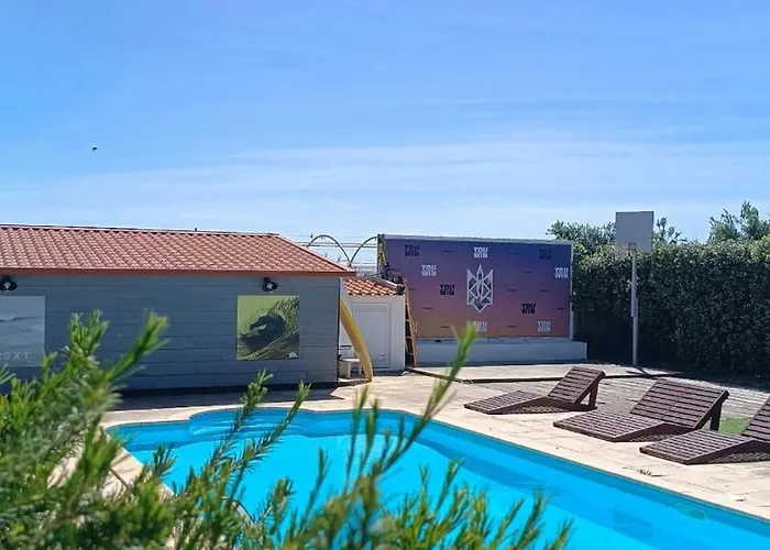 אכסניה Freesurfcamp *